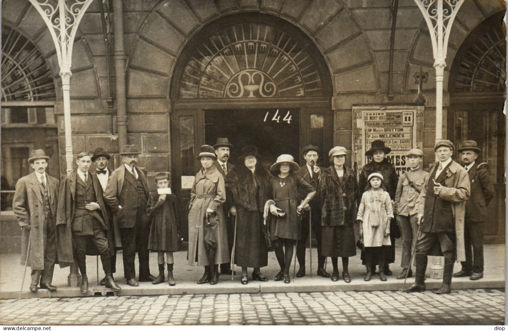 CP Carte Photo D&#039;&eacute;poque Photographie Vintage Groupe Mode Mont Dor&eacute; 63 - Couples