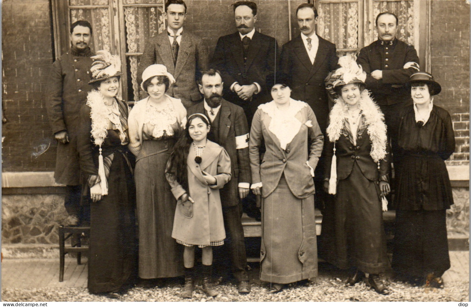 CP Carte Photo D&#039;&eacute;poque Photographie Vintage Groupe Mode Boa Chapeau - Couples