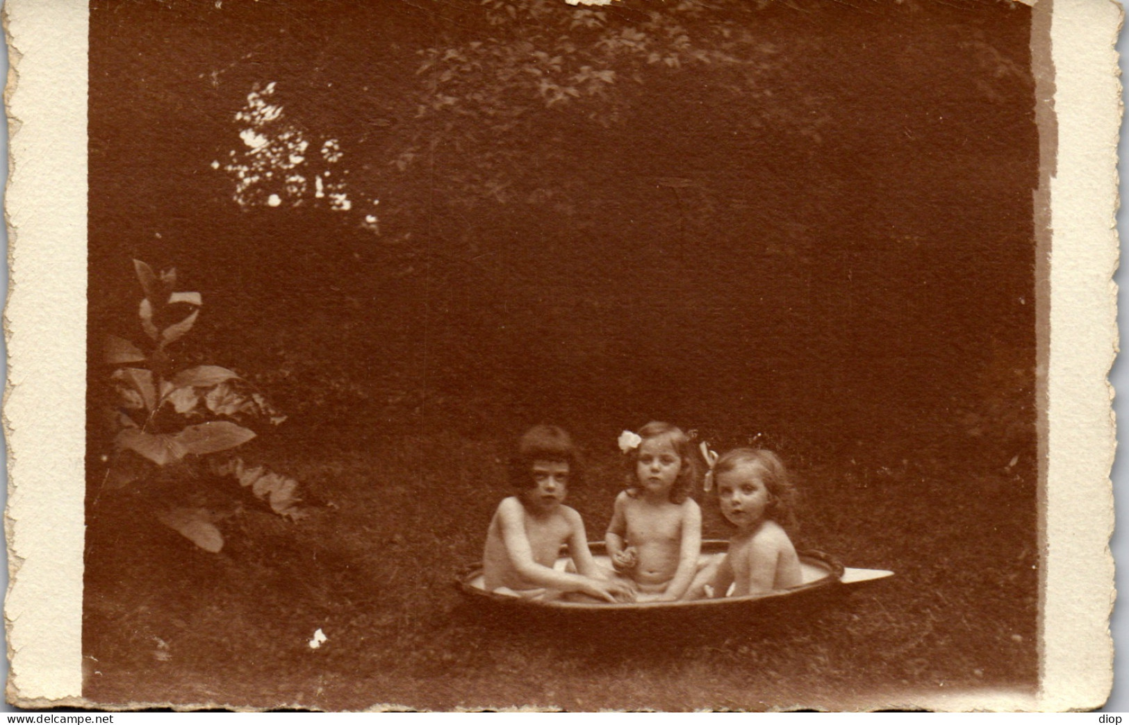 CP Carte Photo D&#039;&eacute;poque Photographie Vintage Groupe Enfant Bain Bassine Fillette - Autres & Non Classés