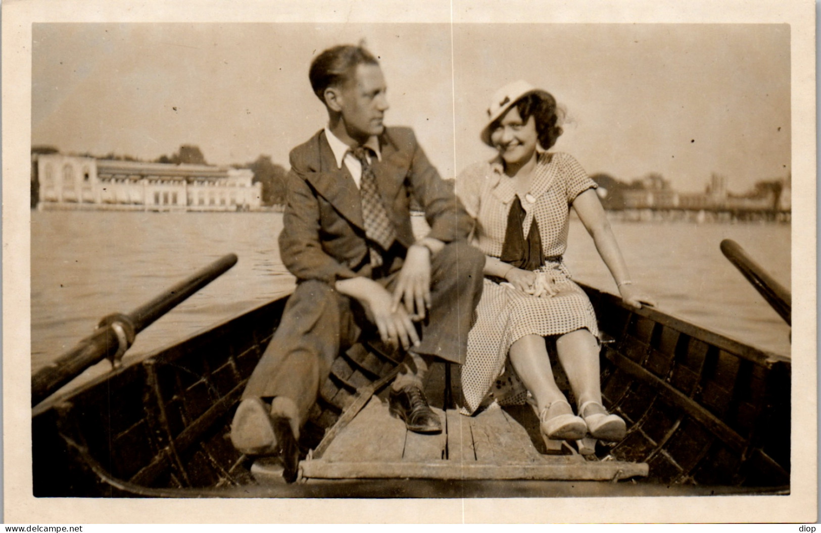 CP Carte Photo D&#039;&eacute;poque Photographie Vintage Couple Barque Amoureux Mode  - Couples