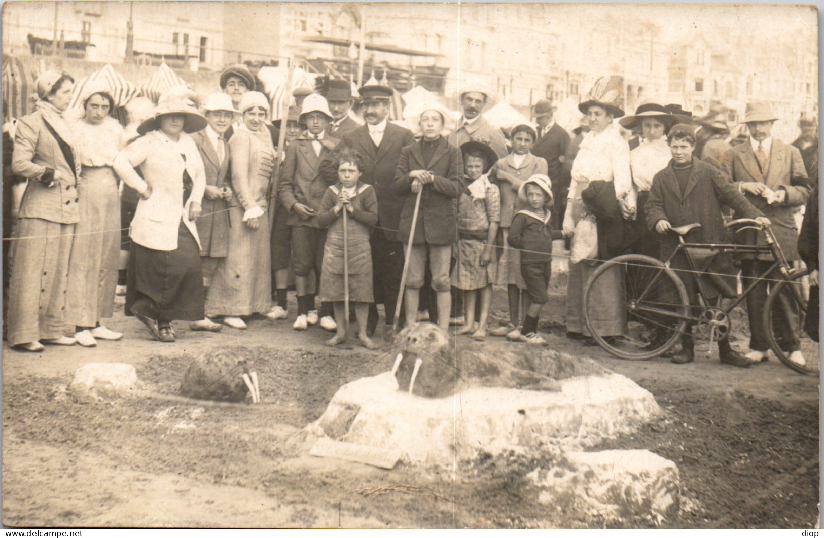 CP Carte Photo D&#039;&eacute;poque Photographie Vintage Sables D&#039;Olonne Plage Sable Groupe  - Couples