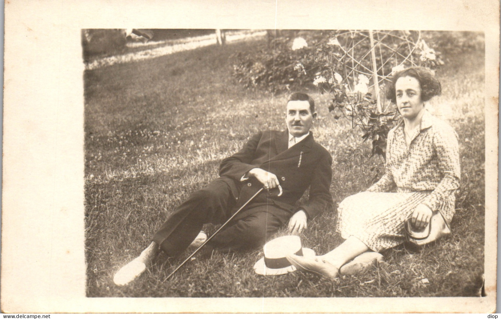 CP Carte Photo D&#039;&eacute;poque Photographie Vintage Couple Mode Canotier Canne Herbe - Parejas