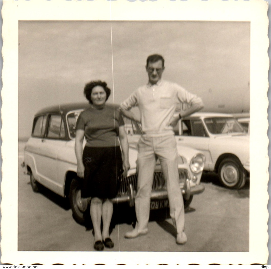 Photographie Photo Vintage Snapshot Amateur Automobile Voiture Auto Couple - Automobiles