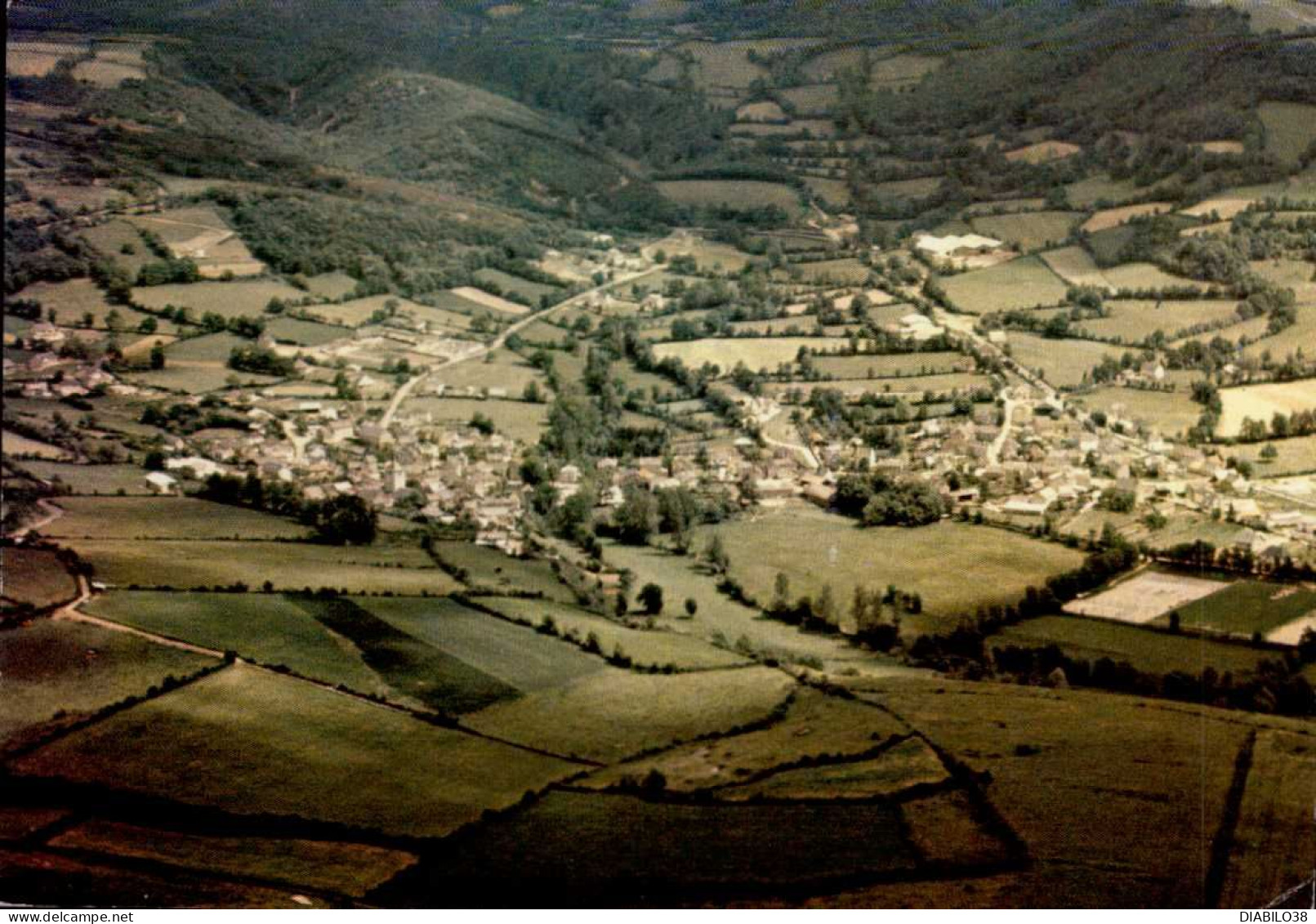 AGEN D ' AVEYRON      ( AVEYRON )  VUE GENERALE AERIENNE   ( TOUT PETIT PLI EN BAS A DROITE ) - Autres & Non Classés