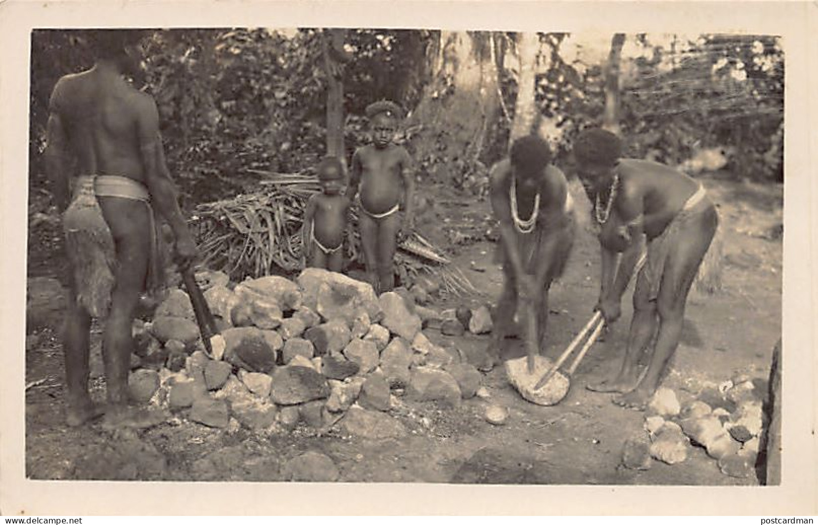 Papua New Guinea - Native Women Cooking With Hot Stones - REAL PHOTO - Publ. Unknown  - Papouasie-Nouvelle-Guinée