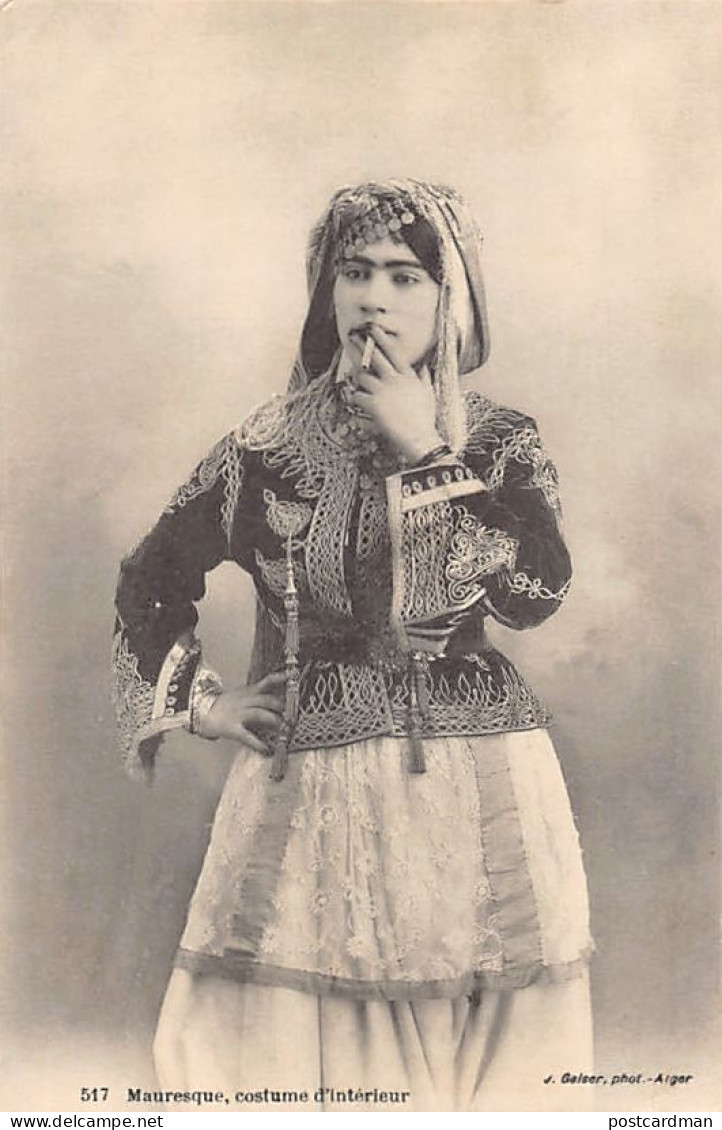 Algérie - Mauresque, Costume D'intérieur, Fumant Une Cigarette - Ed. J. Geiser 517 - Women