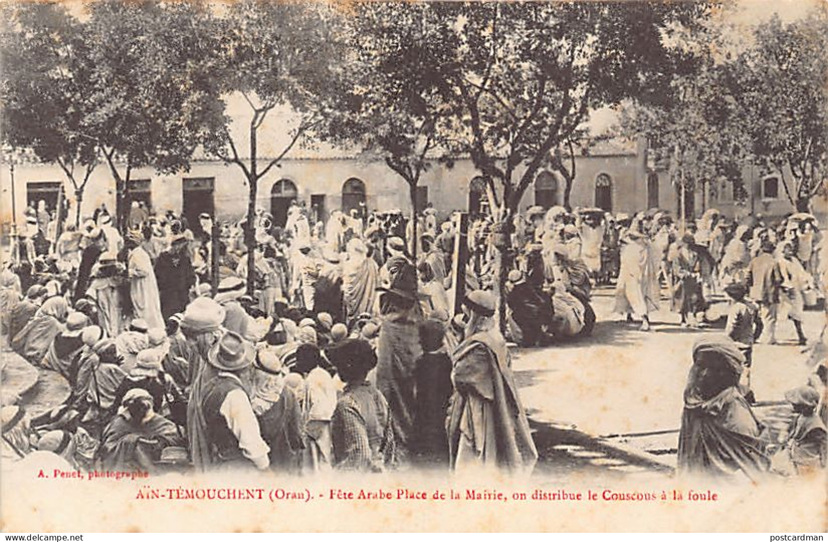 Algérie - AÏN TÉMOUCHENT - Fête Arabe, Place De La Mairie, On Distribue Le Couscous à La Foule - Ed. A. Penet  - Autres & Non Classés