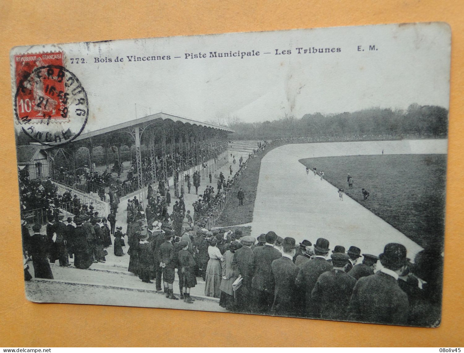 VINCENNES - Bois De Vincennes - Piste Municipale - Les Tribunes - TRES ANIMEE - Cyclistes Sur La Piste - Radsport