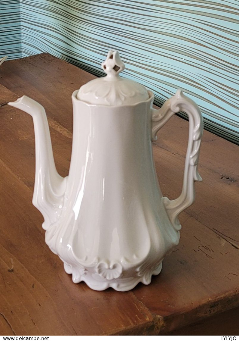 CAFETIERE ANCIENNE (début 20e) PORCELAINE BLANCHE DE LIMOGES " U C" - Other & Unclassified