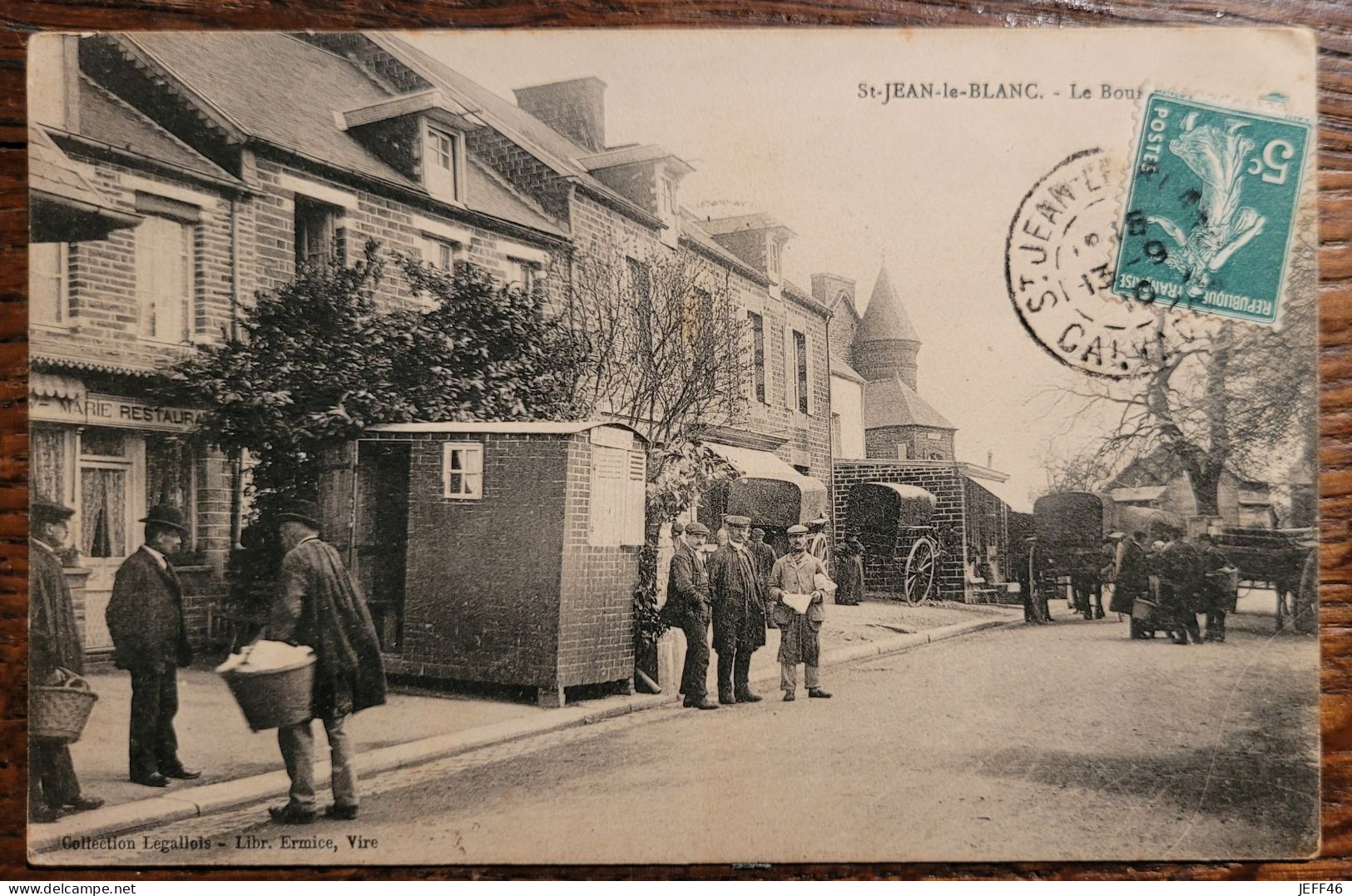 CPA (14) Rare, Saint Jean-le-Blanc, Le Bourg, Animations, Beau Plan, Restaurant, Voitures Hippomobiles, Coll. Legallois - Autres & Non Classés