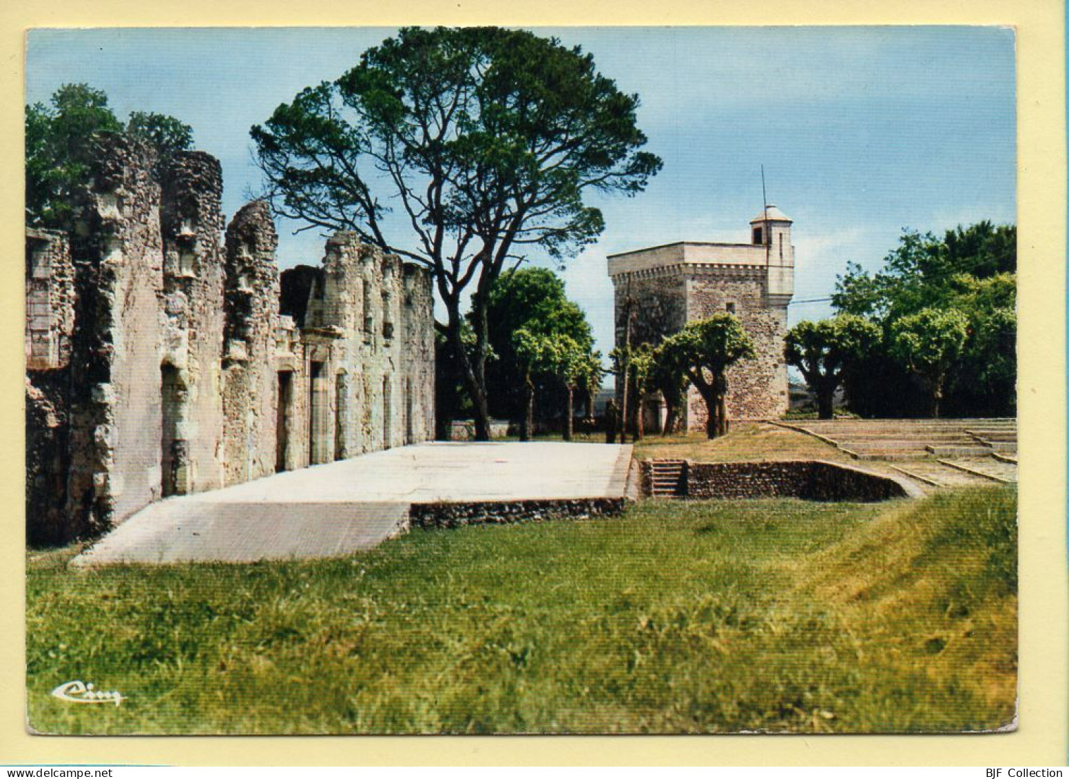 17. MONTENDRE-LES-PINS – Les Ruines Du Château Avec La Tour Carrée (voir Scan Recto/verso) - Montendre