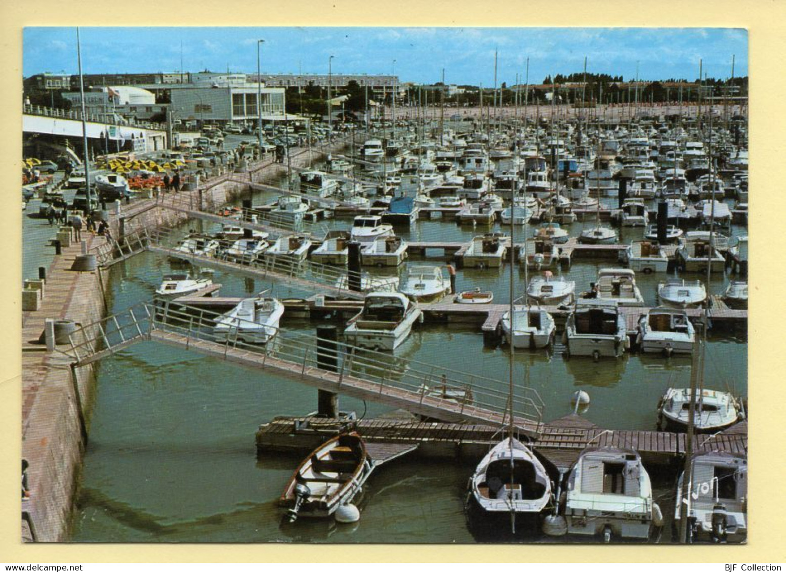 17. ROYAN – Le Port De Plaisance (animée) (voir Scan Recto/verso) - Royan