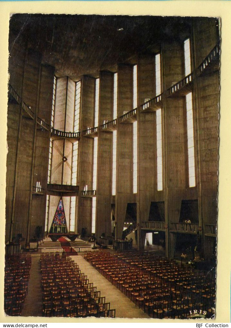 17. ROYAN – Intérieur De L'Eglise Notre-Dame / CPSM (voir Scan Recto/verso) - Royan