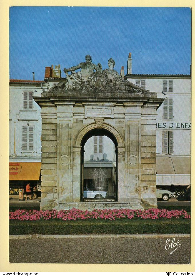 17. ROCHEFORT – La Fontaine Monumentale Sur La Place Colbert (voir Scan Recto/verso) - Rochefort
