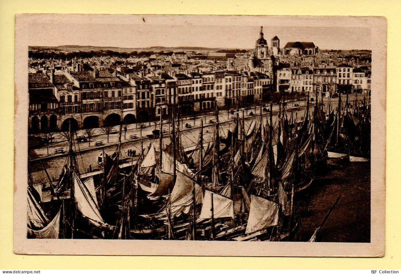 17. LA ROCHELLE – Vue Générale Sur Le Port (animée / Bateaux à Voiles) (voir Scan Recto/verso) - La Rochelle