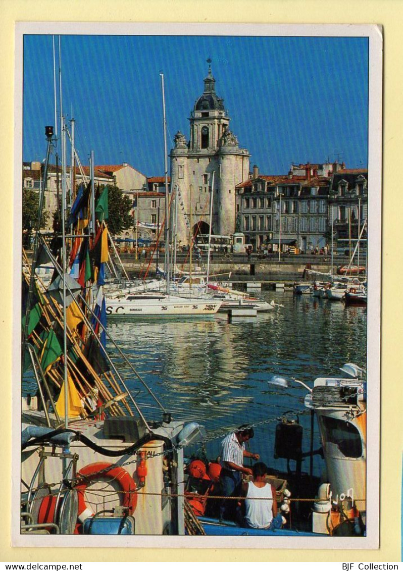 17. LA ROCHELLE – Le Vieux Port Et La Grosse Horloge (animée)(voir Scan Recto/verso) - La Rochelle