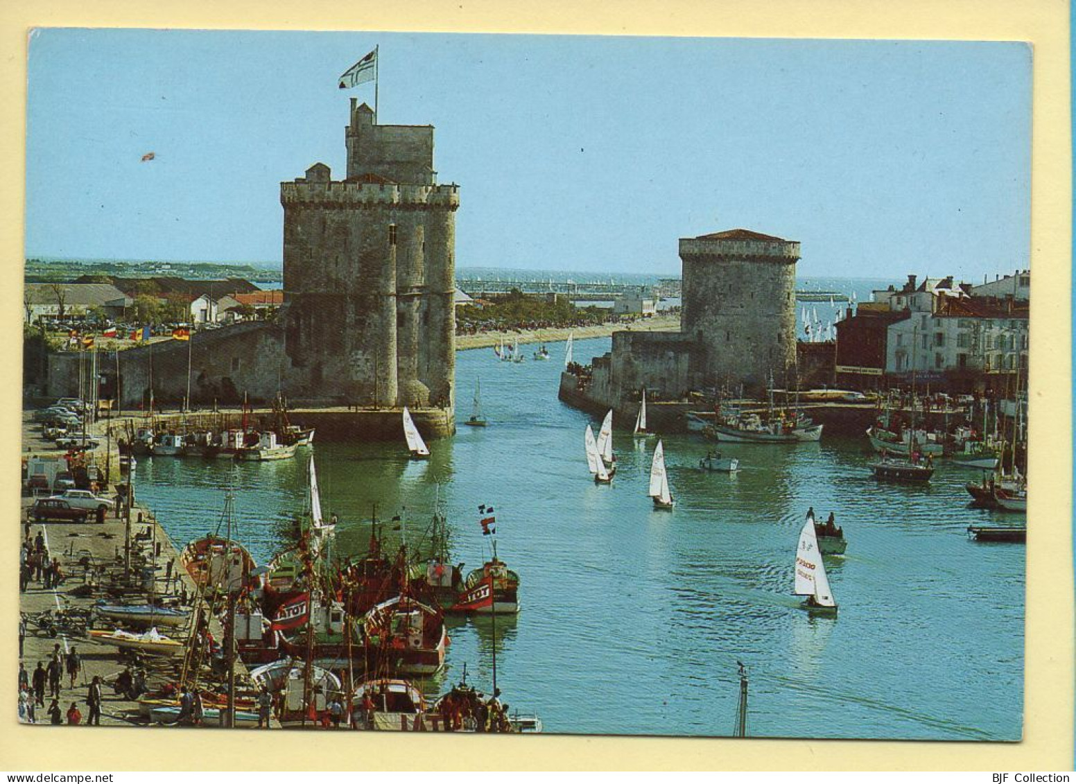 17. LA ROCHELLE – Le Port / Les Tours St-Nicolas Et De La Chaîne (animée / Bateaux / Voitures) (voir Scan Recto/verso) - La Rochelle