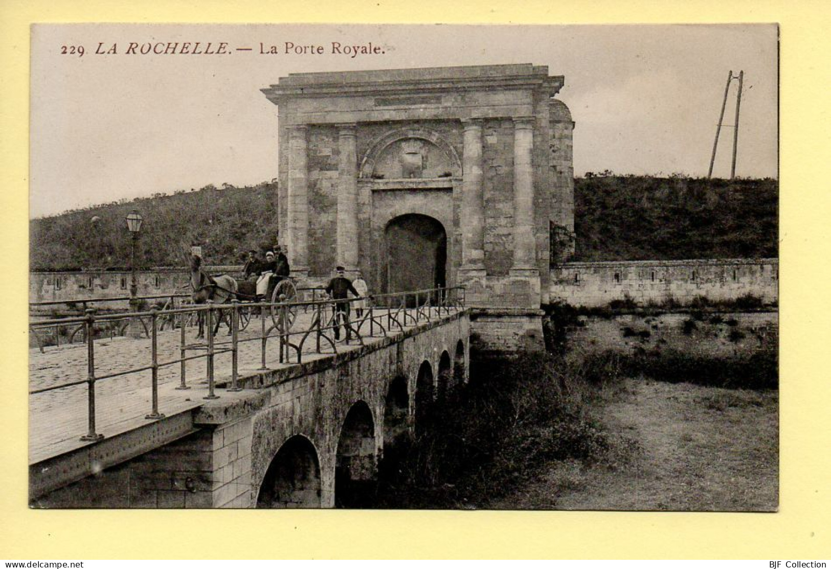17. LA ROCHELLE – La Porte Royale (animée / Attelage / Vélo) (voir Scan Recto/verso) - La Rochelle