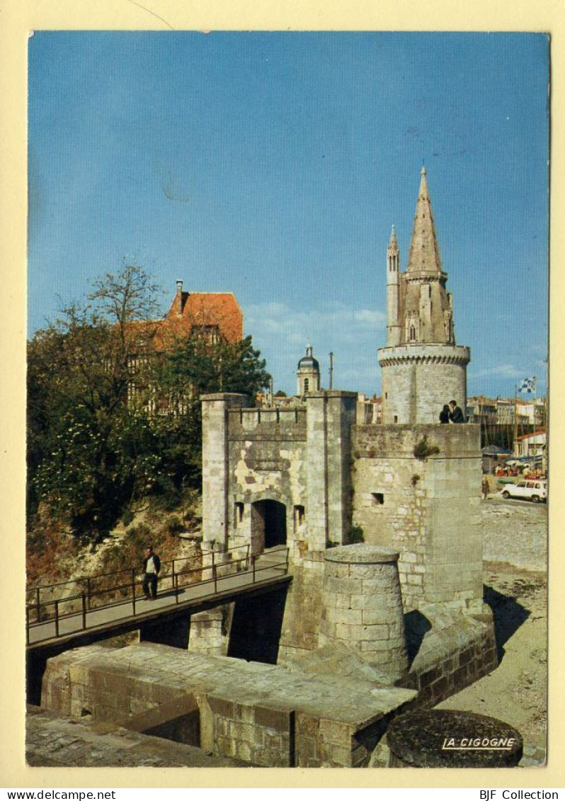 17. LA ROCHELLE – La Porte Des Deux-Moulins Et La Tour De La Lanterne (animée) (voir Scan Recto/verso) - La Rochelle