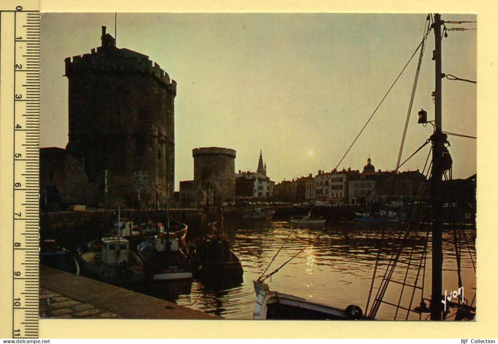 17. LA ROCHELLE – Crépuscule Sur Le Port (voir Scan Recto/verso) - La Rochelle