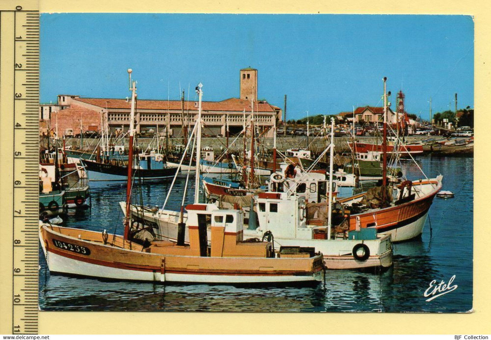 17. ILE D'OLERON / La Cotinière – Le Port La Halle Aux Poissons Et Le Clocher De L'Eglise (voir Scan Recto/verso) - Ile D'Oléron