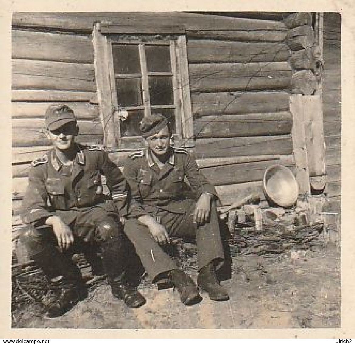 Foto 2 Deutsche Soldaten Vor Bauernhaus - Whsl. Russland - 2. WK - 5*5cm (69456) - War, Military