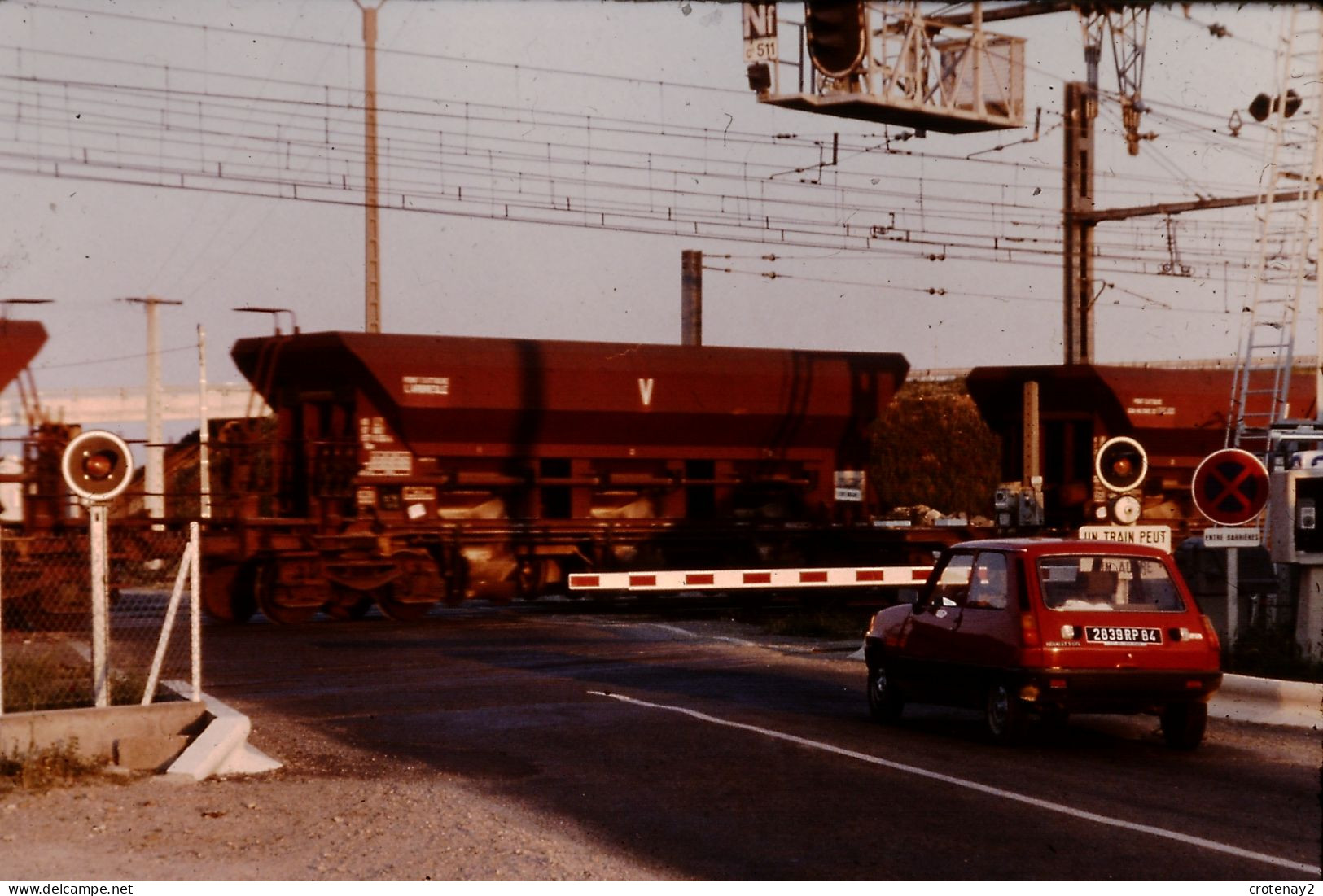 Photo Diapo Diapositive Slide TRAINS N°4 Passage à Niveau Automatique PN SAL 2 Wagon Trémie Photo Bruno Vignal VOIR ZOOM - Diapositives (slides)