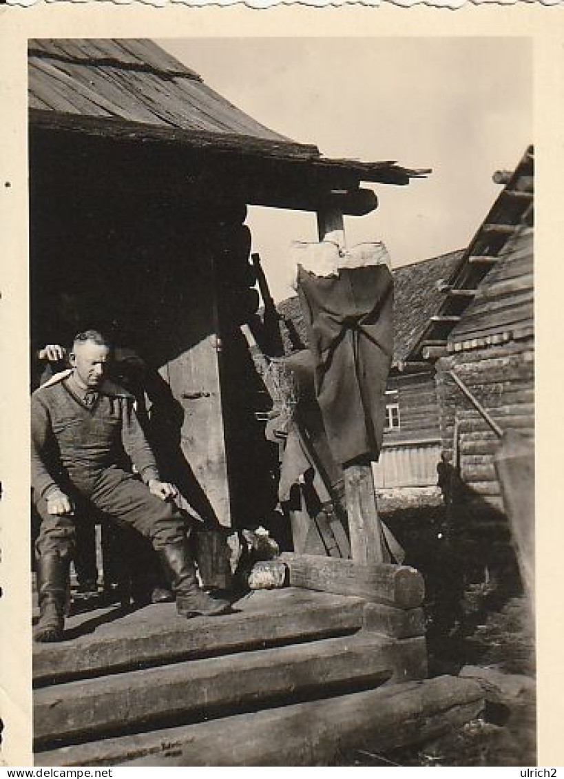 Foto Deutscher Soldat Beim Friseur - Sseljzo Russland - 2. WK - 8*5cm (69458) - Guerre, Militaire