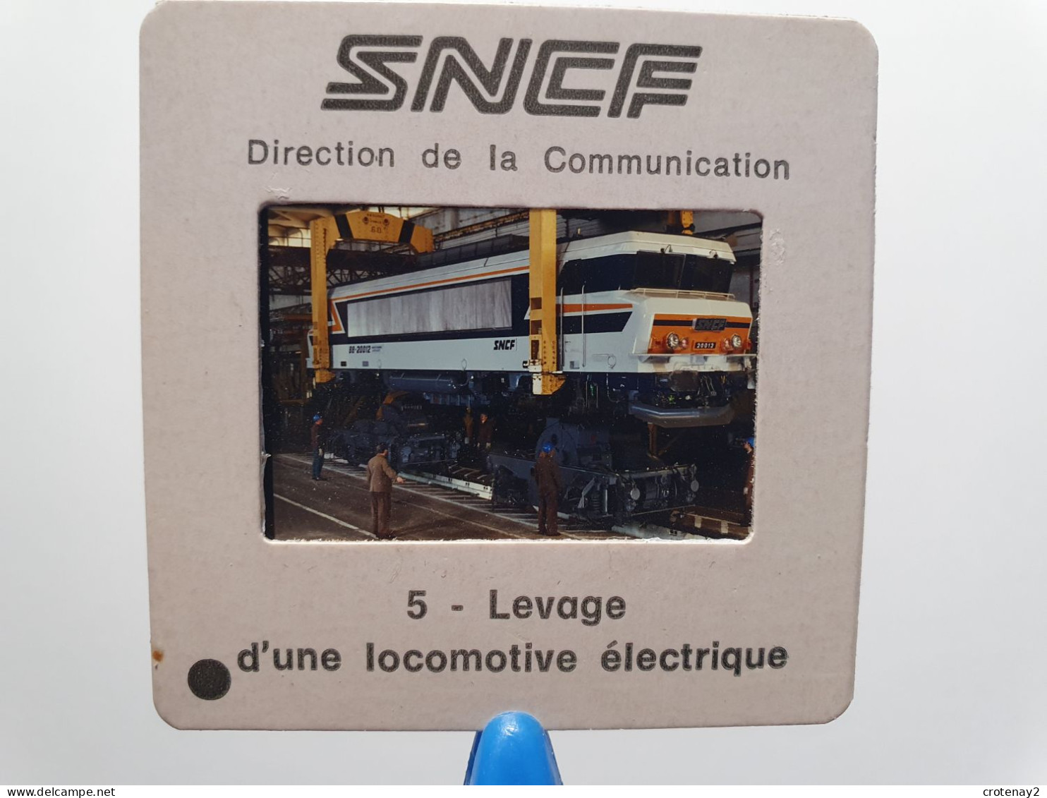 Photo Diapo Diapositive Slide TRAINS N°5 Levage D'une Locomotive électrique BB 20012 Photo Micel Henri VOIR ZOOM - Diapositives