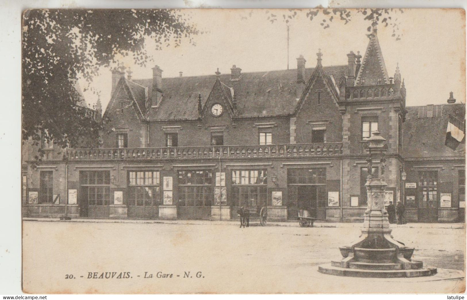 BEAUVAIS  60 Carte Non Circulée La Gare Exterieure  Place Animée Attelage Charette Au Milieu Fontaine - Beauvais