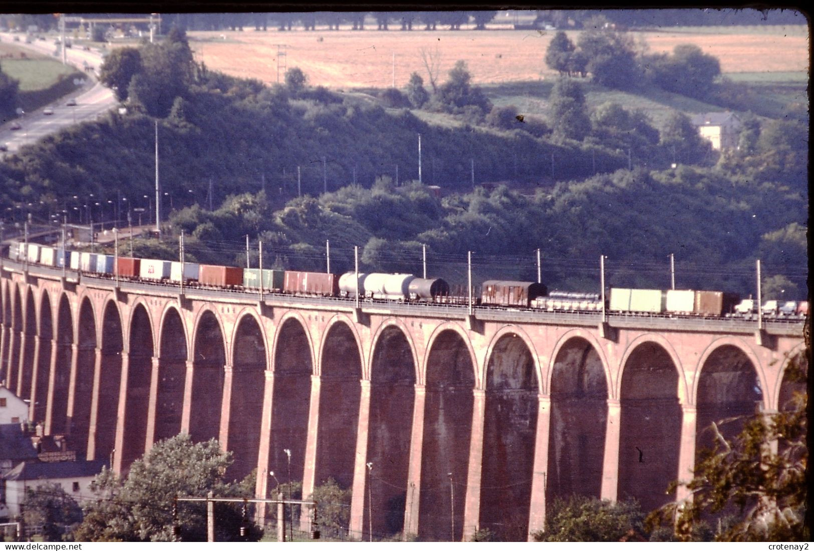 Photo Diapo Diapositive Slide TRAINS N°20 Train De Messageries Sur Un Beau Viaduc Photo Michel Henri VOIR ZOOM - Diapositives (slides)