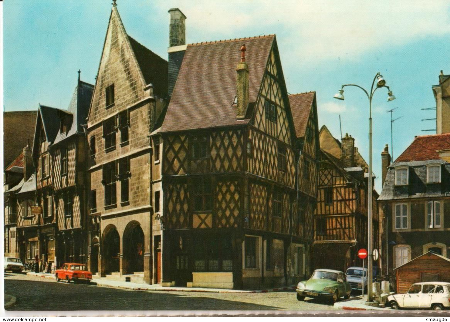 18 - BOURGES - MAISONS ANCIENNES À L'ANGLE DES RUES PELLEVOYSIN ET CAMBOURNAC - Bourges