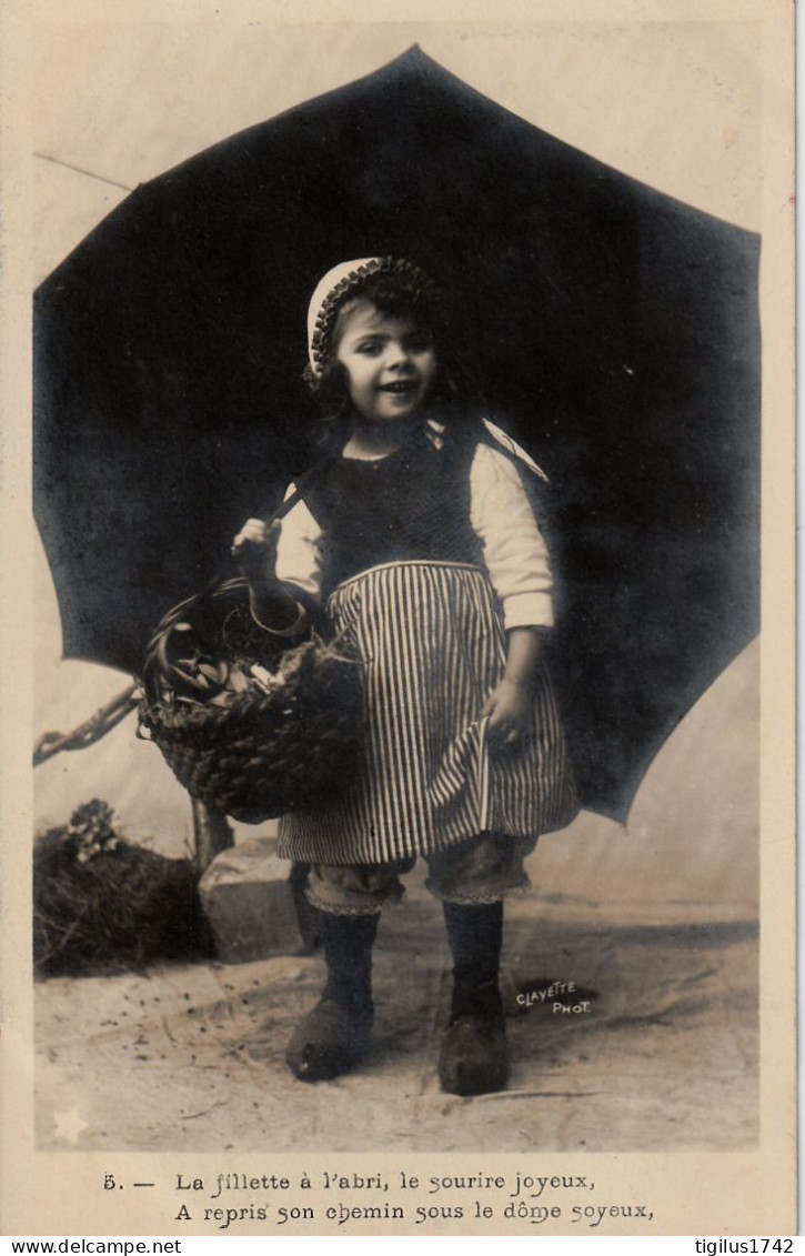 Fillette Avec Parapluie Et Panier  "La Fillette à L'abri, Le Sourire Joyeux,.." Clayette Photo - Portraits