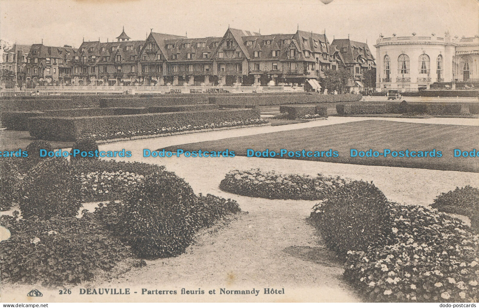 R005347 Deauville. Parterres Fleuris Et Normandy Hotel - Monde
