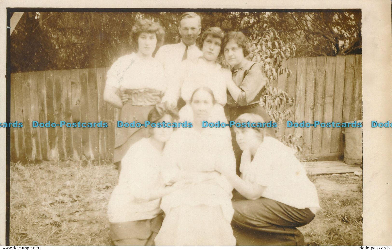 R005357 Old Postcard. Family Portrait - Monde