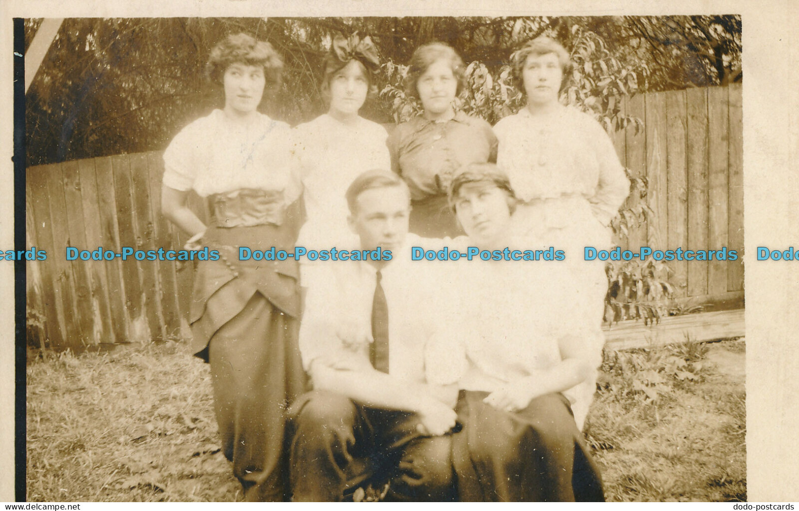 R005358 Old Postcard. Family Portrait - Monde