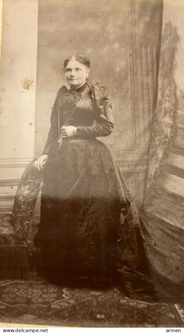 REAL PHOTO CABINET PHOTO Vers 1880 Noiret Paris - FEMME LONGUE ROBE SATINEE - Anciennes (Av. 1900)