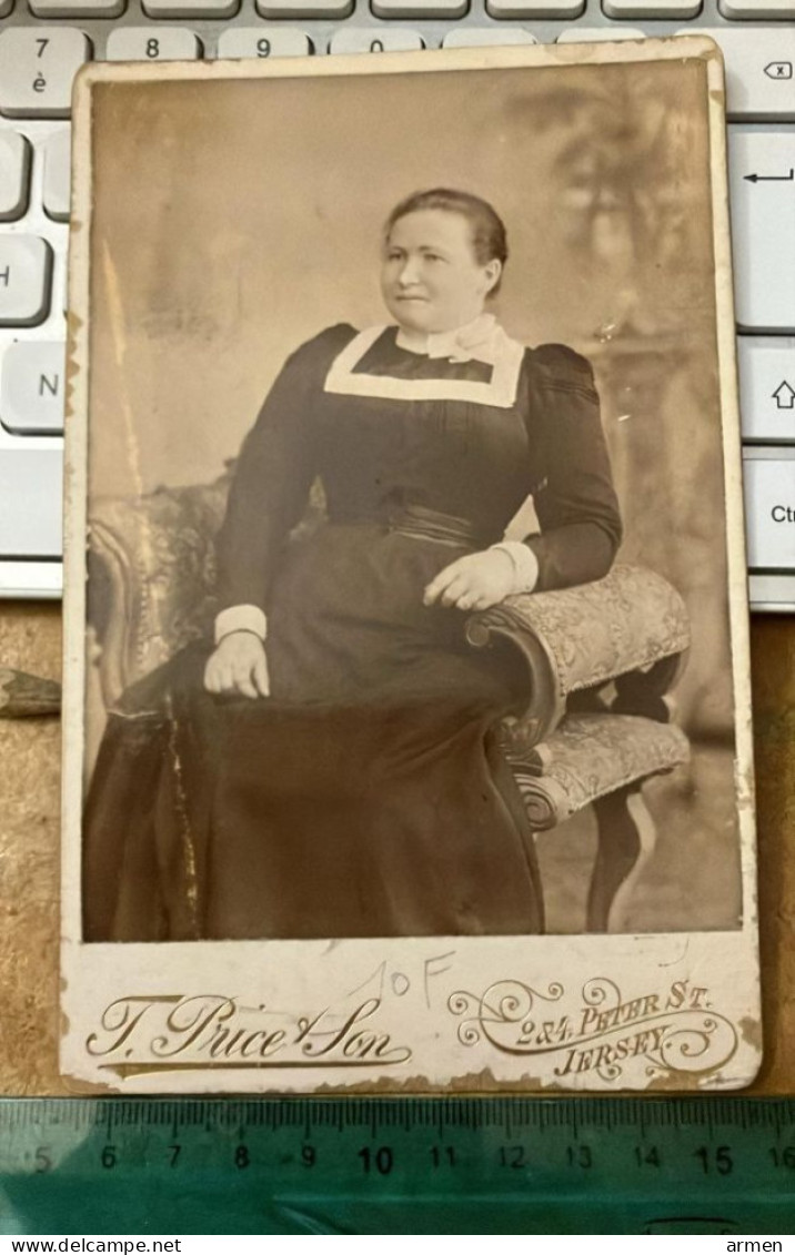 REAL PHOTO CABINET PHOTO Vers 1880  Portrait De Femme Assise T.PRICE &SON ST.HELIERS JERSEY - Anciennes (Av. 1900)