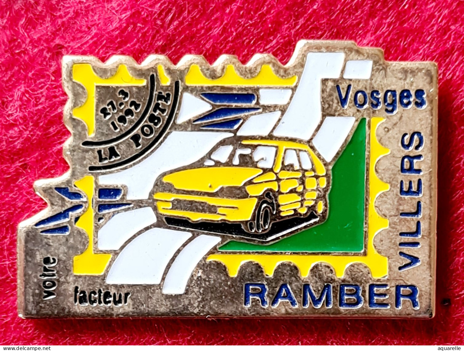 SUPER PIN'S "La POSTE" Voiture La POSTE De VILLERS RAMBERT Dans LES VOSGES, Visuel TIMBRE Format 3X2cm - Postes