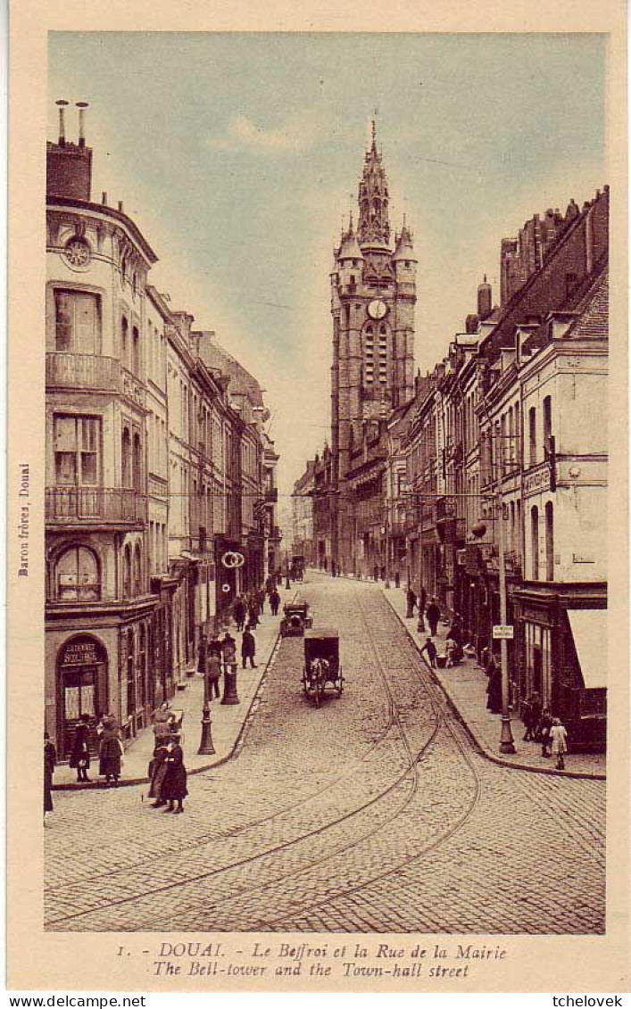 (59). Douai. 1 Le Beffroi Et La Rue De La Mairie - Douai