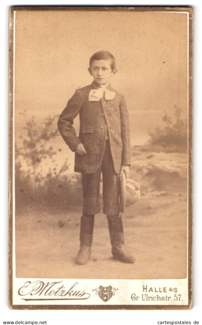 Fotografie E. Motzkus, Halle A. S., Gr. Ulrichstrasse 57, Junge In Karierter Kleidung  - Personnes Anonymes