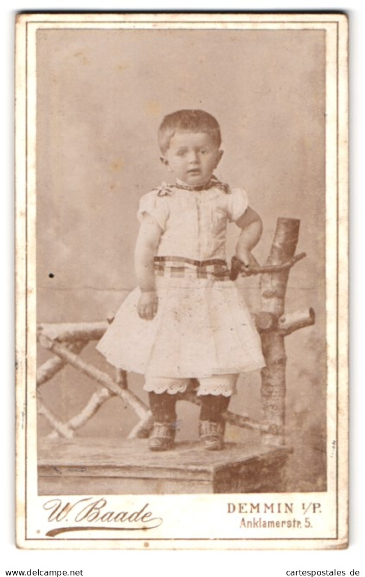 Fotografie W. Baade, Demmin I. P., Anklamerstrasse 5, Kleines Mädchen Im Weissen Kleid  - Personnes Anonymes