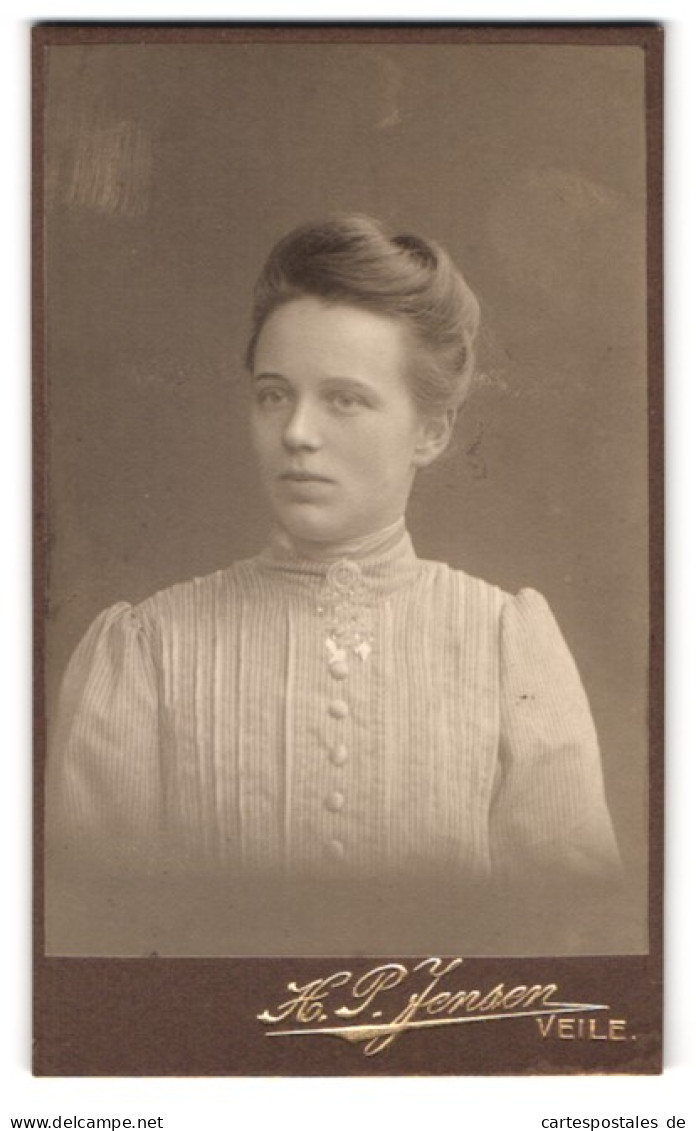 Fotografie H. P. Jensen, Veile, Kirketorvet 23, Portrait Junge Dame In Hübscher Kleidung  - Personnes Anonymes