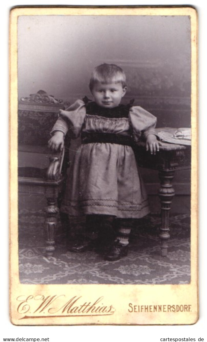 Fotografie E. W. Matthias, Seifhennersdorf, Portrait Kleines Mädchen Im Kleid  - Personnes Anonymes