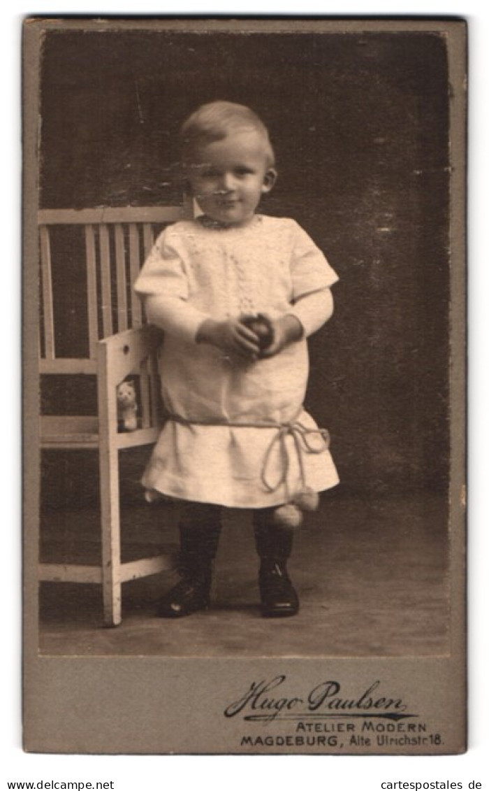 Fotografie Hugo Paulsen, Magdeburg, Alte Ulrichstrasse 18, Portrait Kleines Mädchen Im Kleid Mit Ball  - Personnes Anonymes