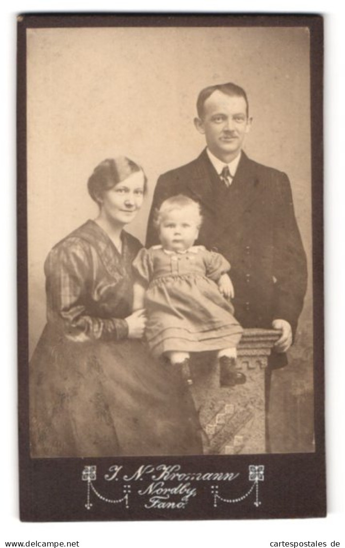Fotografie J. N. Kromann, Nordby, Junge Familie Im Portrait  - Personnes Anonymes