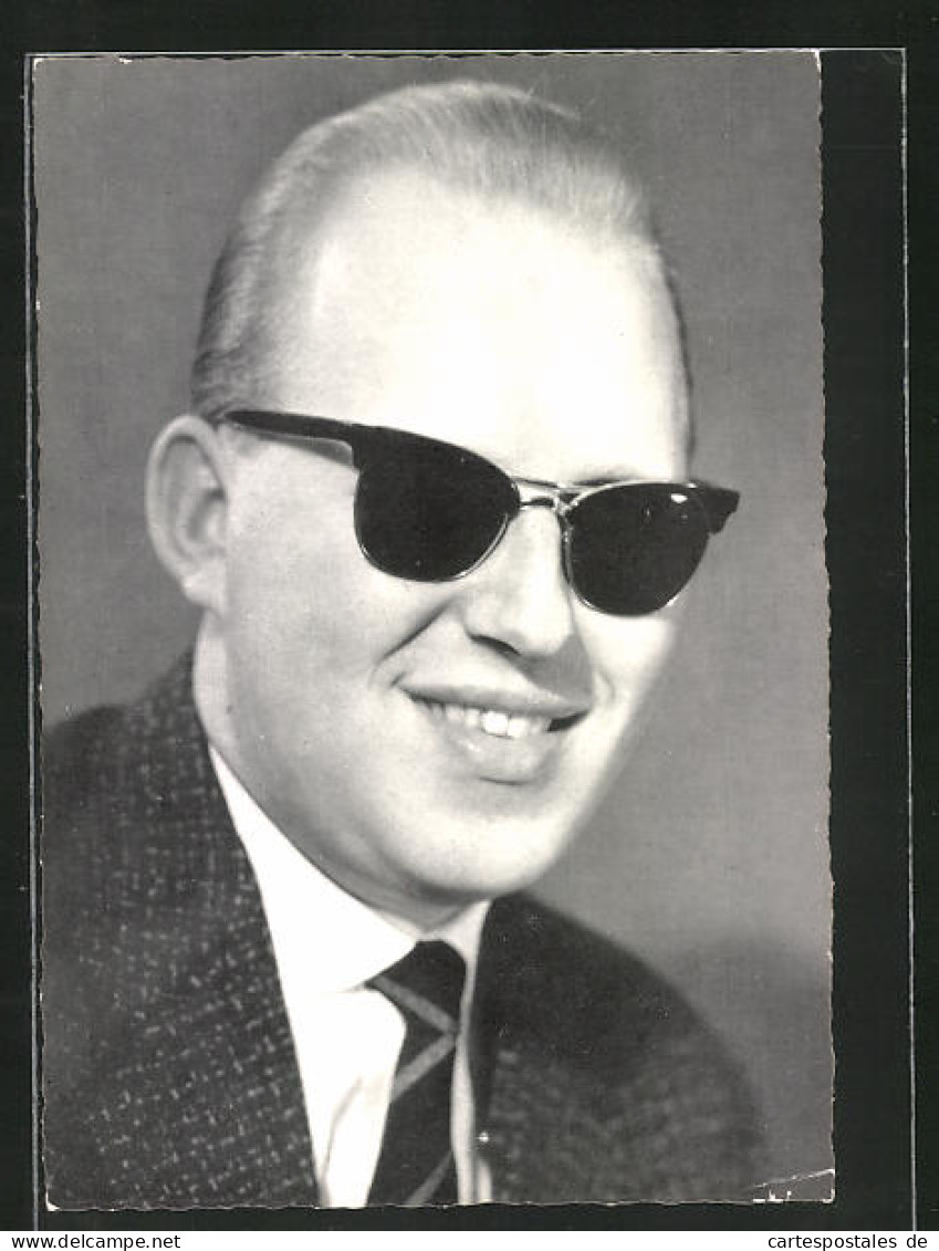 AK Schauspieler Wolfgang Sauer Mit Anzug Und Sonnenbrille  - Acteurs