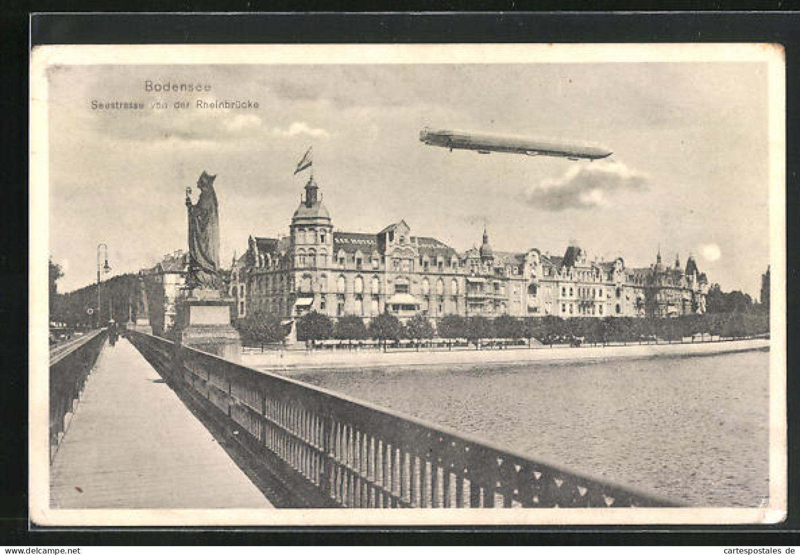 AK Konstanz Am Bodensee, Zeppelin über Der Stadt, Blick Von Der Rheinbrücke Zur Seestrasse  - Dirigeables