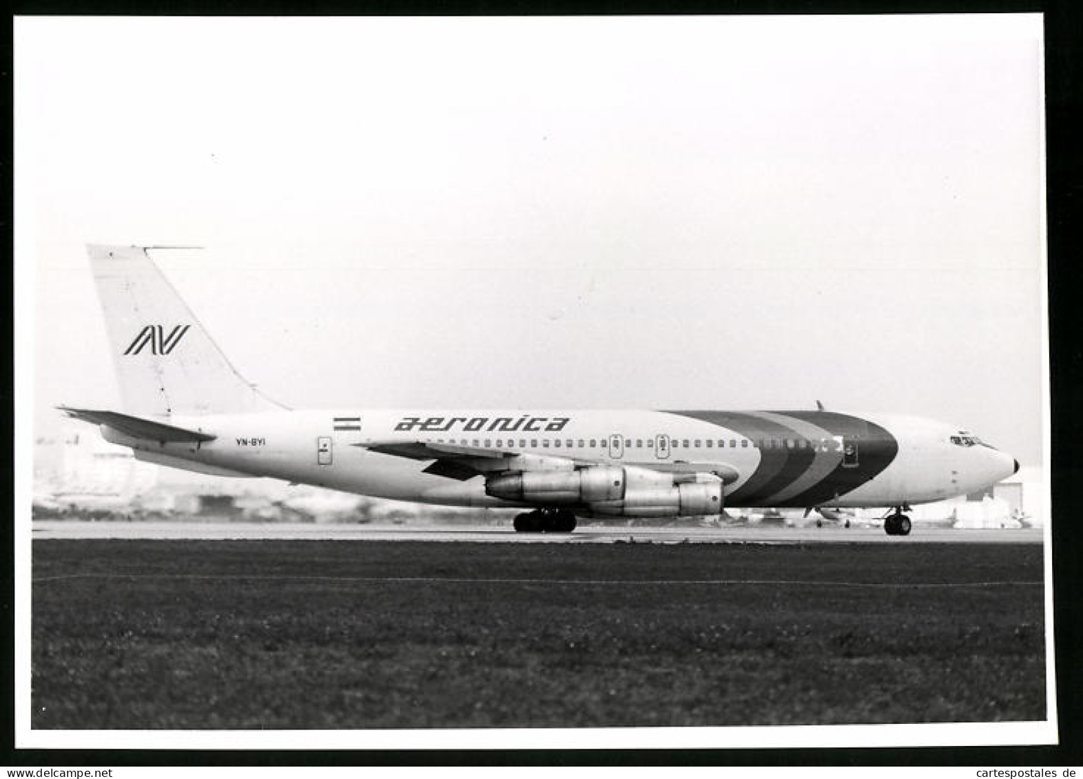 Fotografie Flugzeug Boeing 707, Passagierflugzeug Der Aeronica, Kennung YN-BYI  - Aviazione