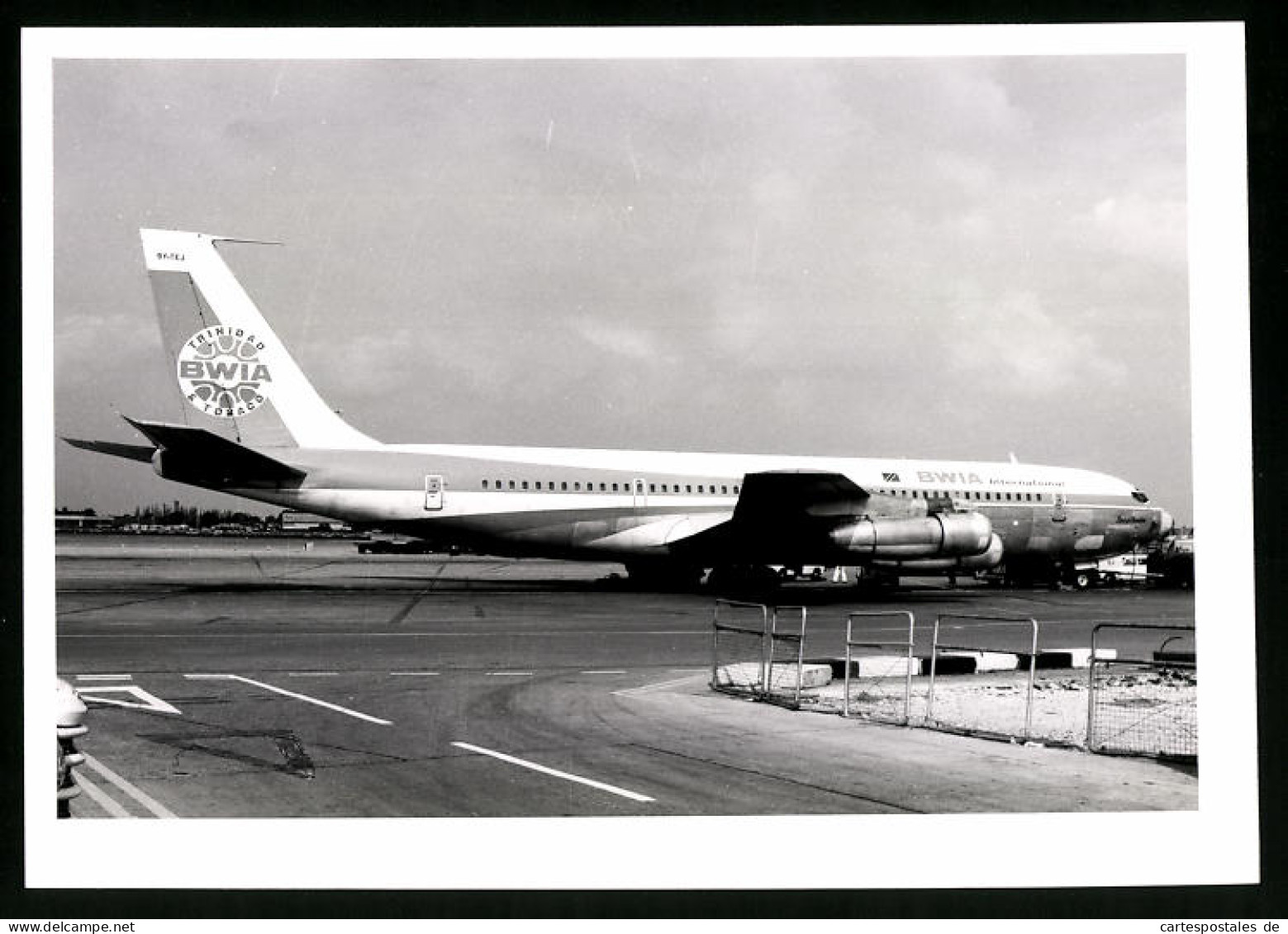 Fotografie Flugzeug Boeing 707, Passagierflugzeug Der BWIA International, Kennung 9Y-TEJ  - Luftfahrt